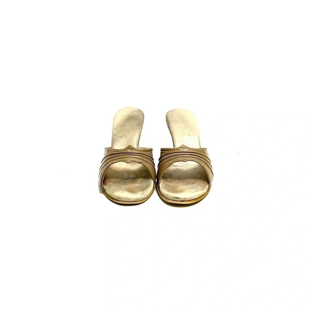 Vintage 1970s tan leather slip on polly style heels